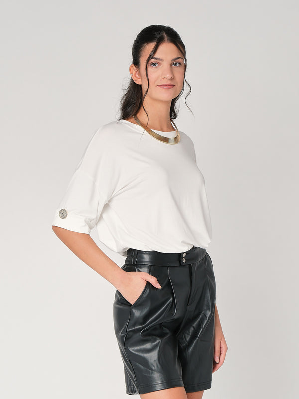 T-shirt con bottone a mano
