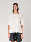 T-shirt con bottone a mano