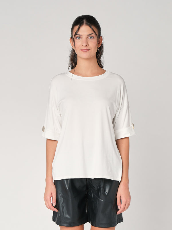 T-shirt con bottone a mano