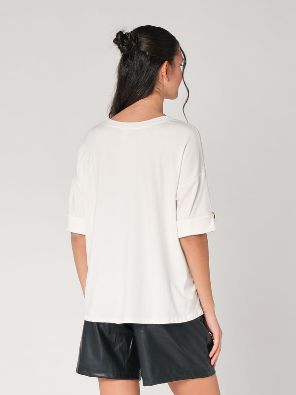 T-shirt con bottone a mano