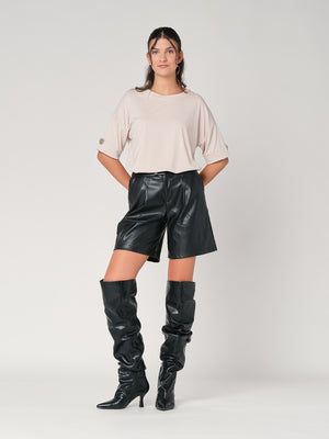 T-shirt con bottone a mano