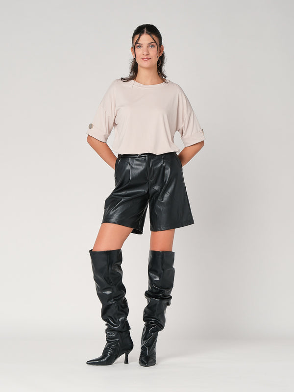 T-shirt con bottone a mano