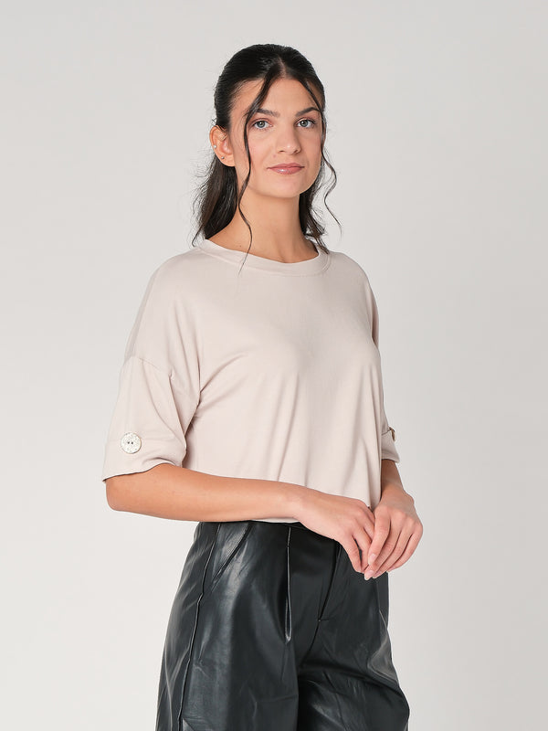 T-shirt con bottone a mano