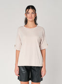 T-shirt con bottone a mano