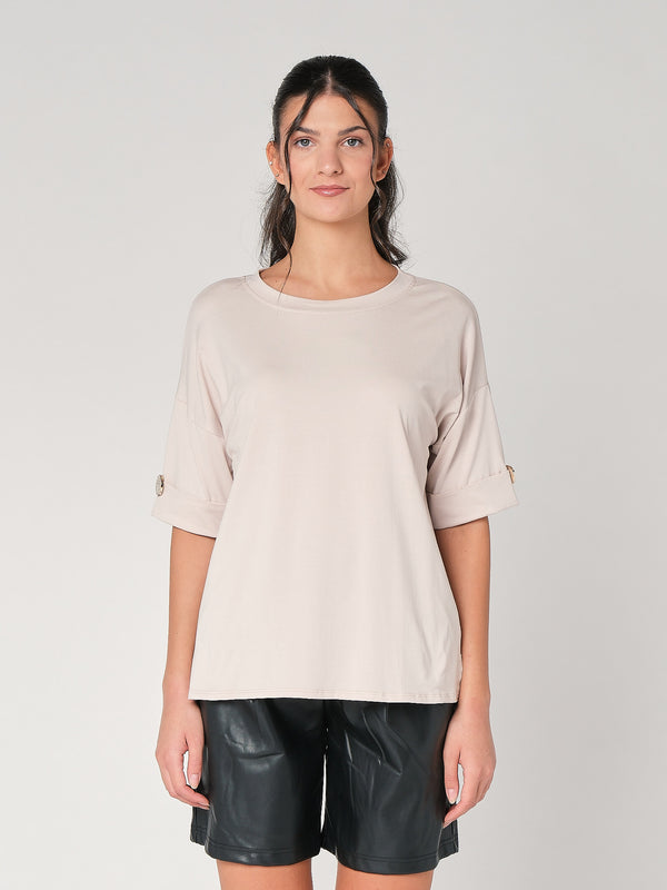 T-shirt con bottone a mano