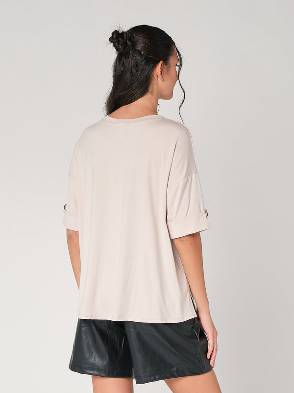 T-shirt con bottone a mano