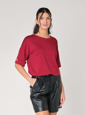T-shirt con bottone a mano