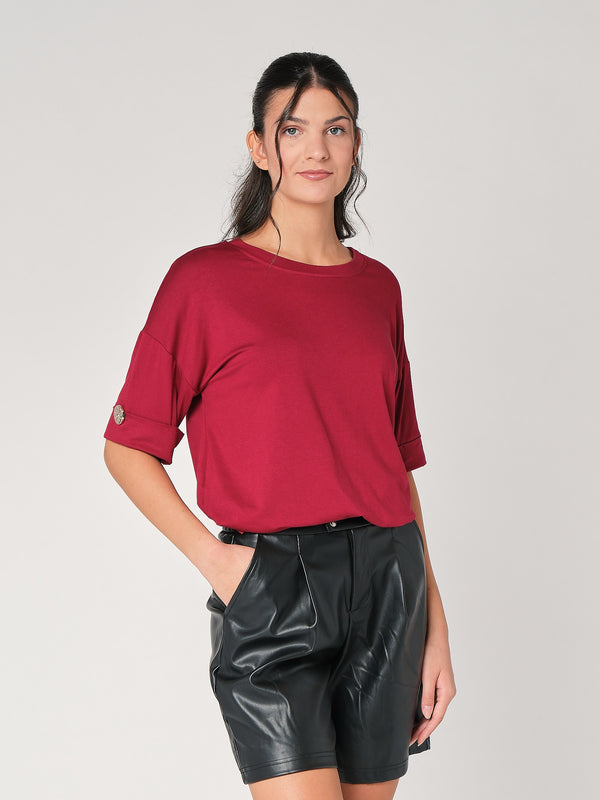 T-shirt con bottone a mano