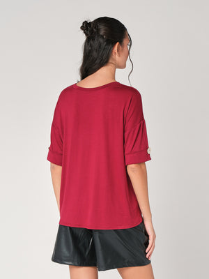 T-shirt con bottone a mano