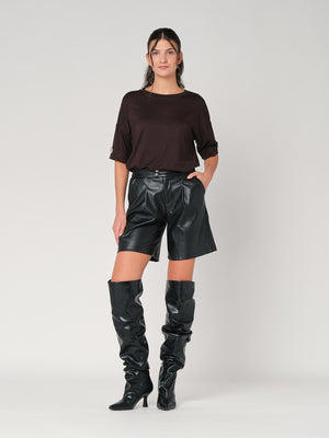 T-shirt con bottone a mano