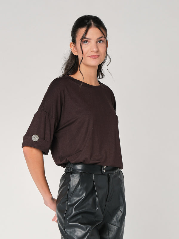 T-shirt con bottone a mano