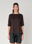T-shirt con bottone a mano