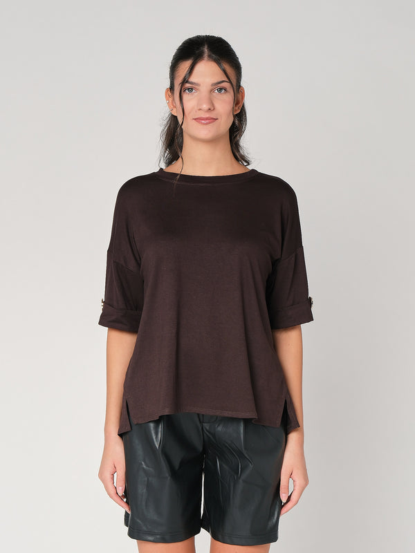 T-shirt con bottone a mano