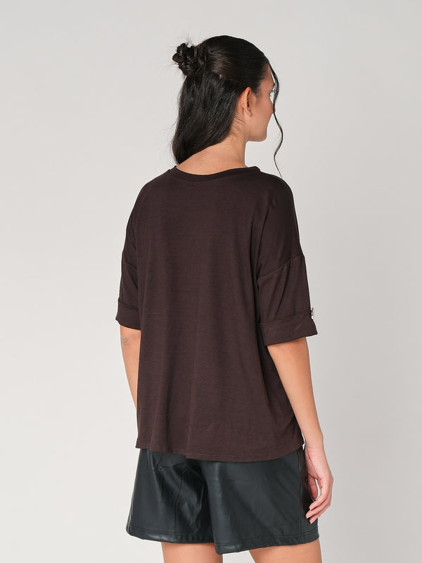 T-shirt con bottone a mano