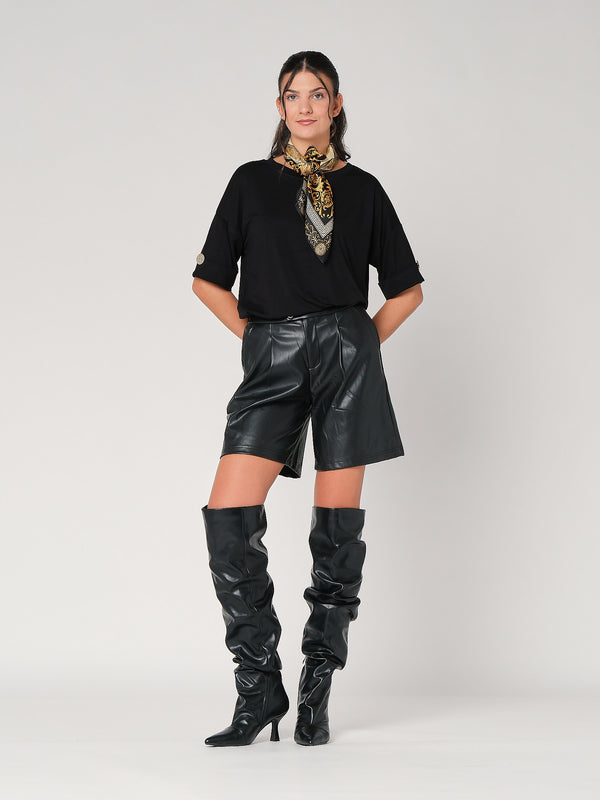 T-shirt con bottone a mano