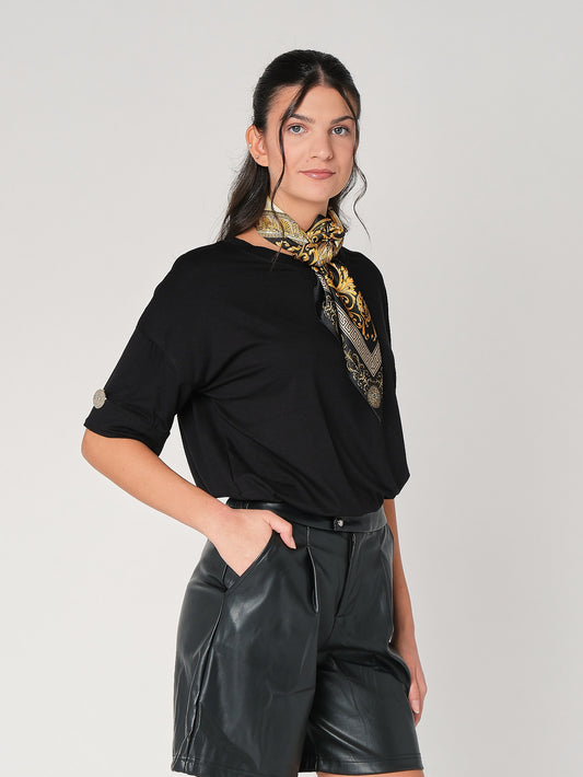 T-shirt con bottone a mano