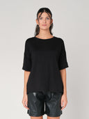 T-shirt con bottone a mano