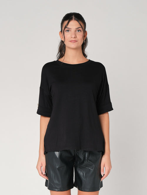 T-shirt con bottone a mano