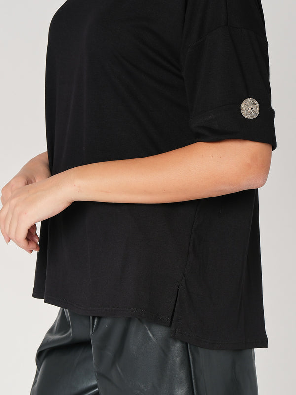 T-shirt con bottone a mano