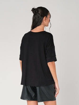 T-shirt con bottone a mano