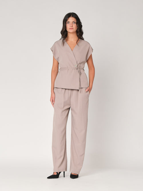 Completo con bottone oro e cintura