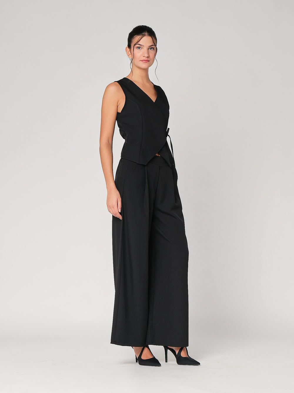 Completo gilet con nodo a lato