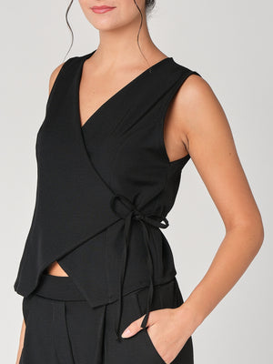 Completo gilet con nodo a lato