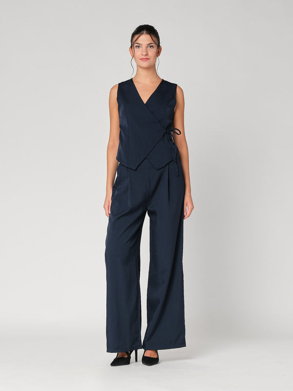 Completo gilet con nodo a lato