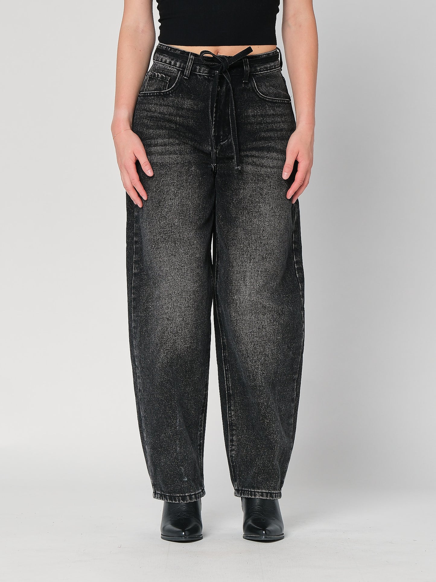 Jeans gamba larga con cintura