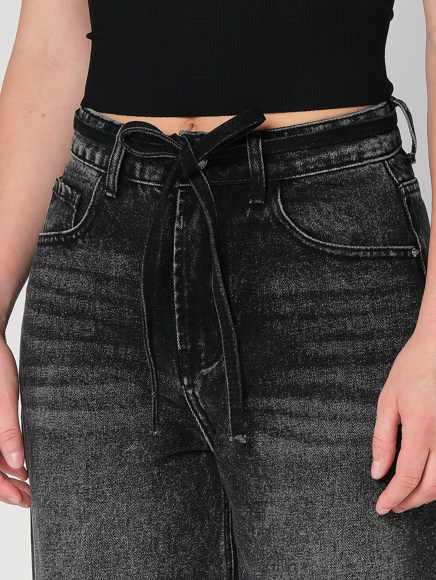 Jeans gamba larga con cintura