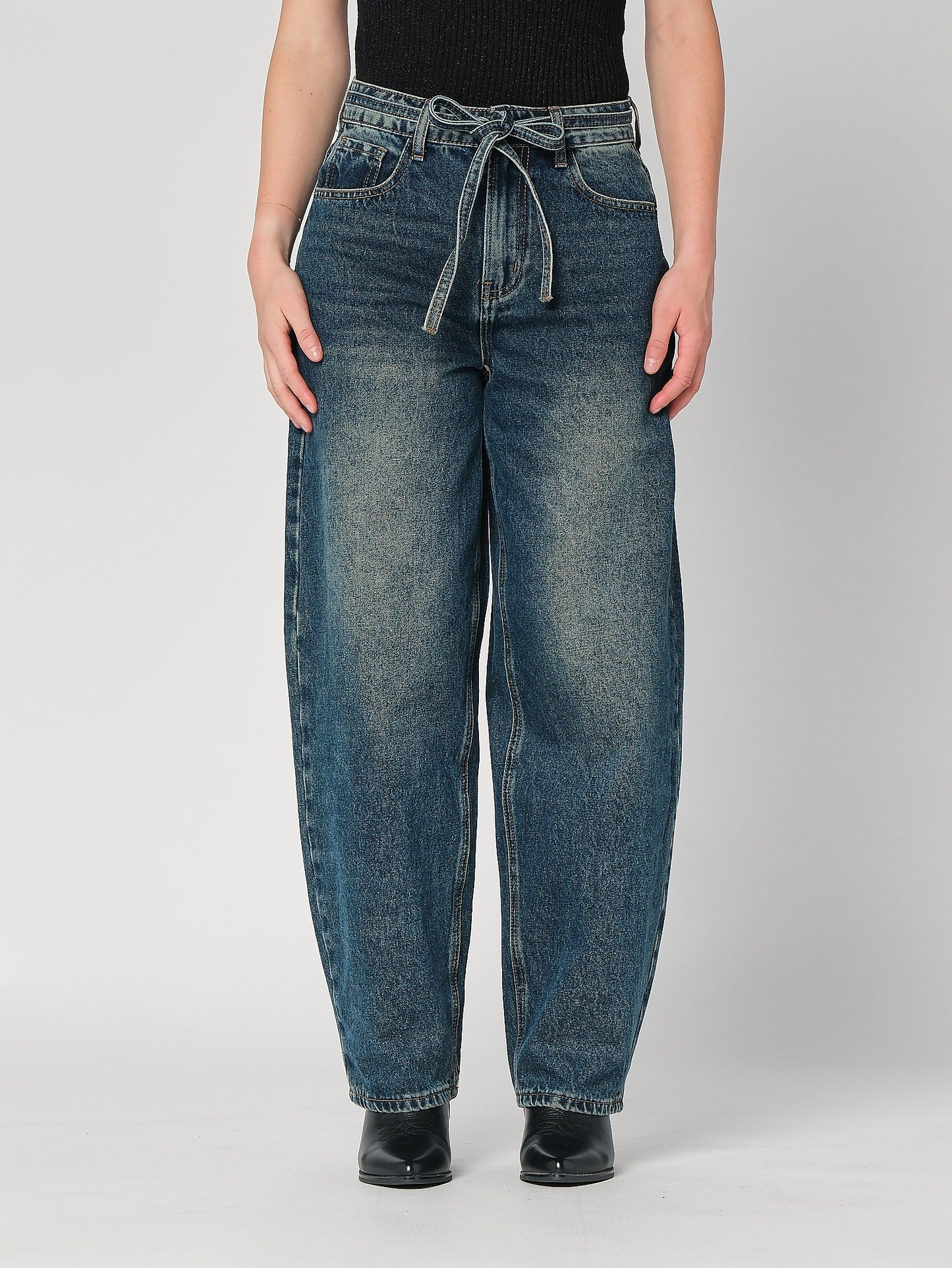 Jeans gamba larga con cintura