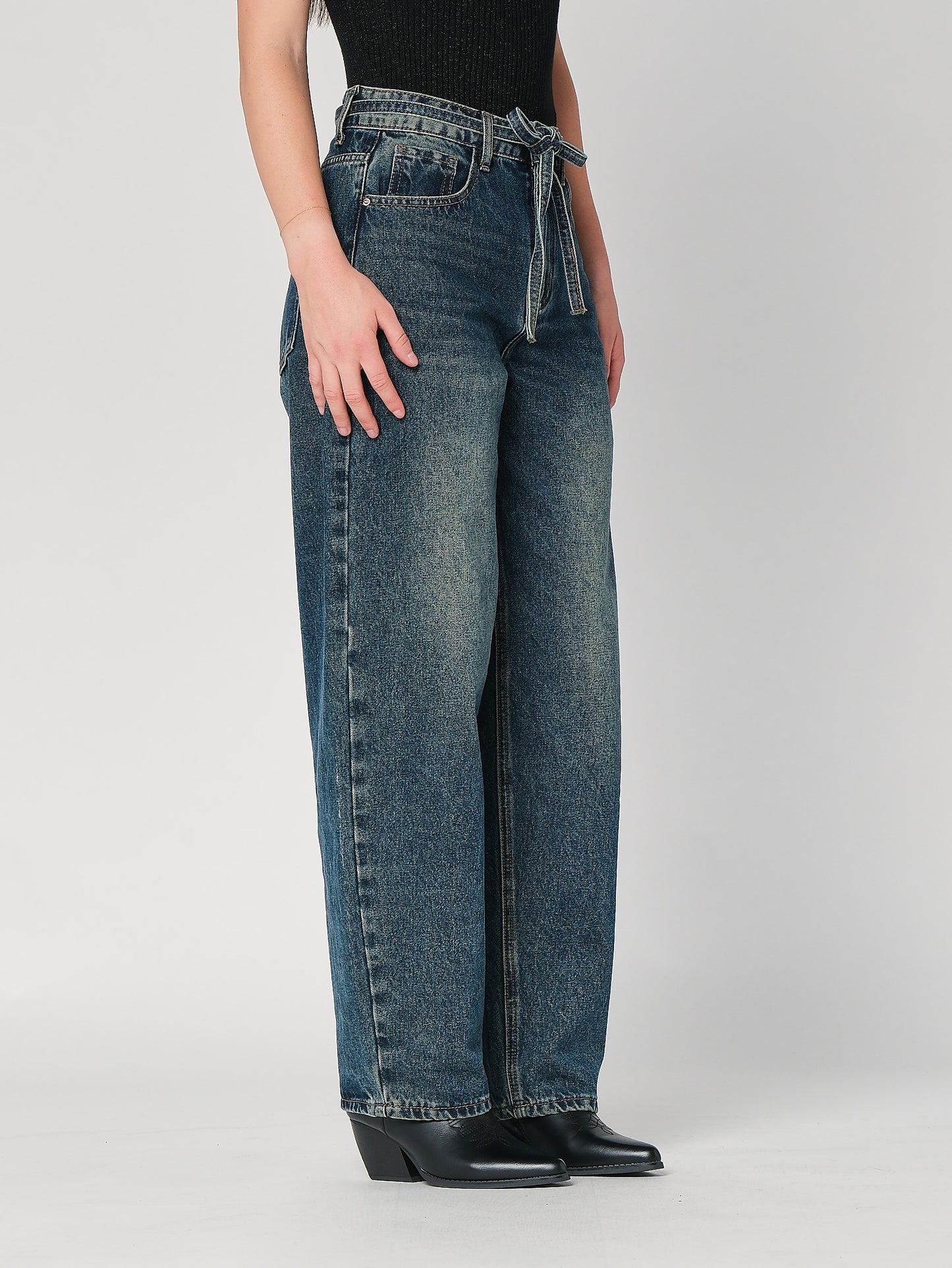 Jeans gamba larga con cintura