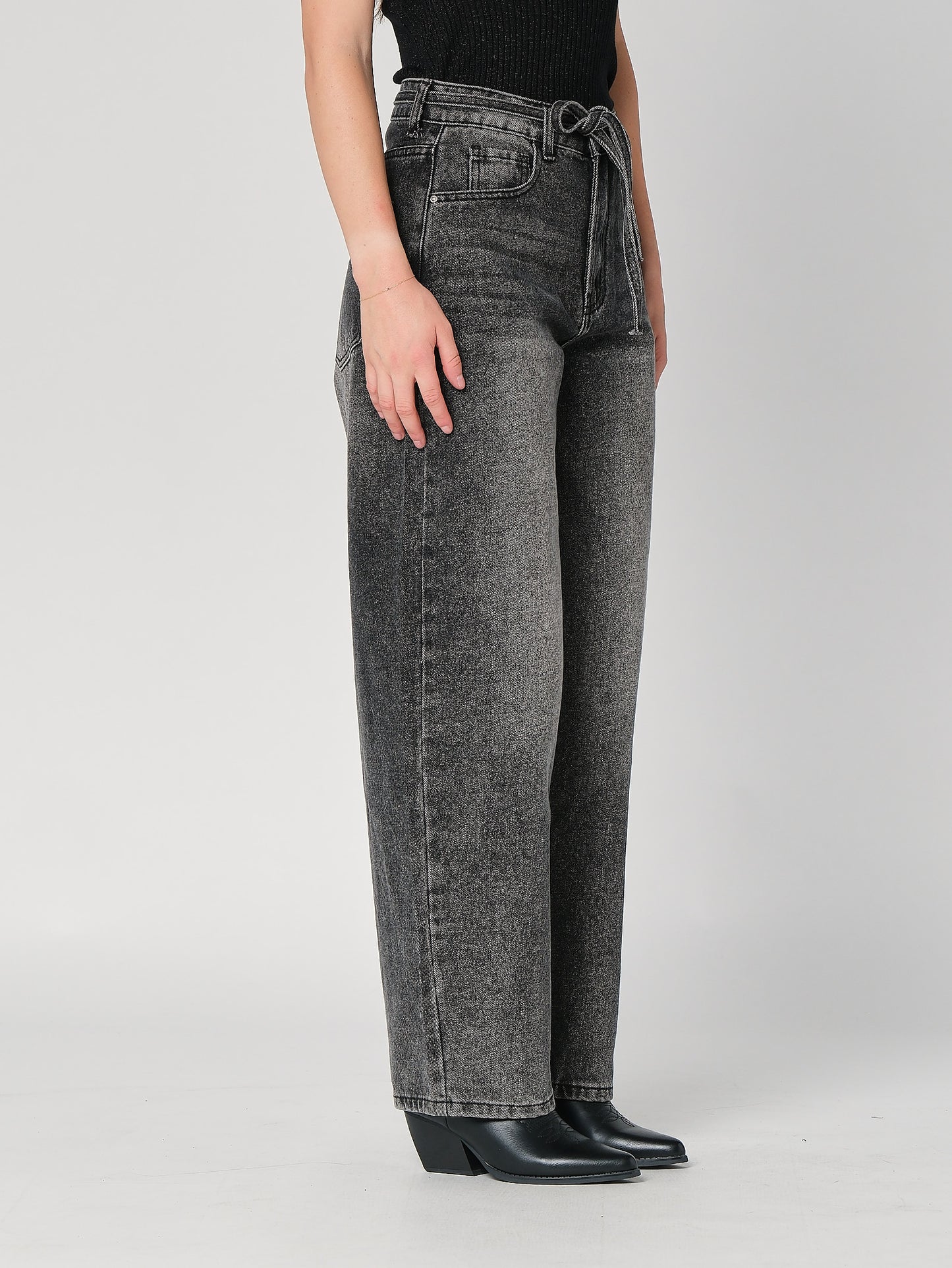 Jeans gamba larga con cintura