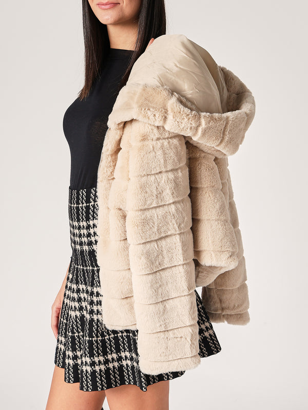 Pelzmantel mit Kapuze