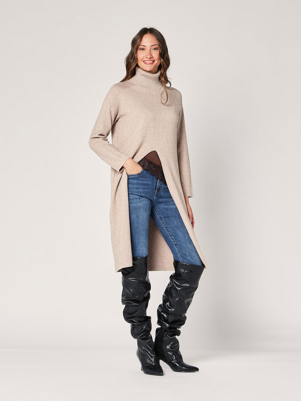 Langer Pullover mit Schlitz