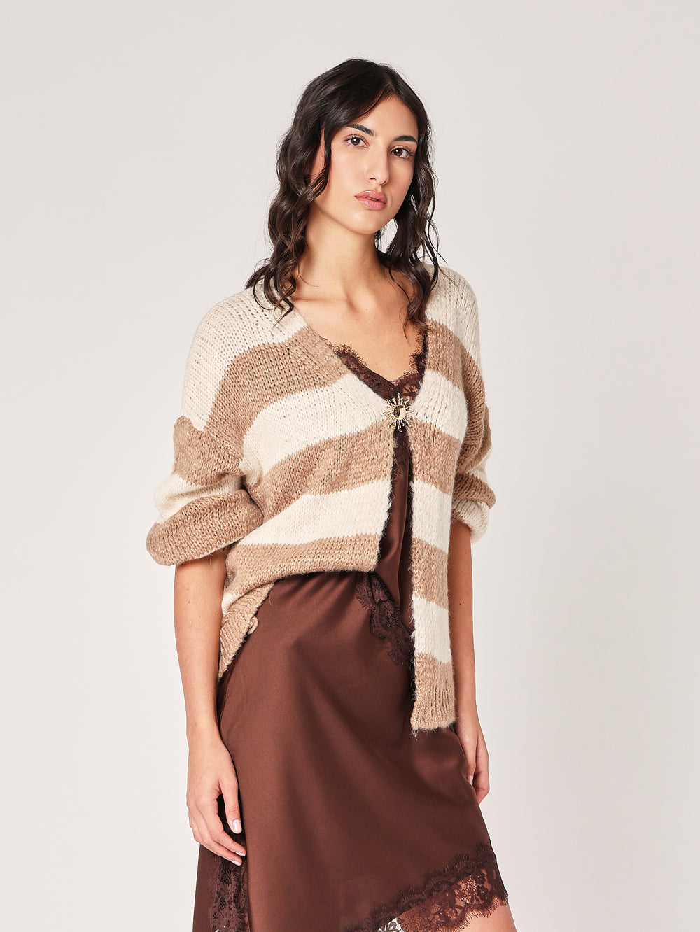 Cardigan a righe con spilla