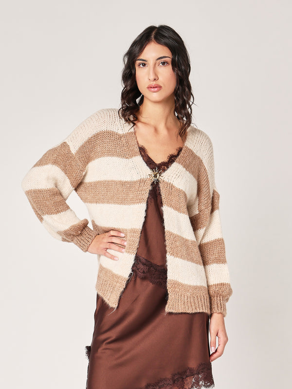 Cardigan a righe con spilla