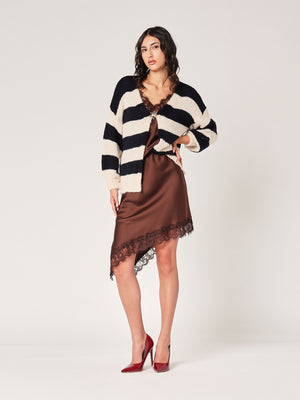 Cardigan a righe con spilla