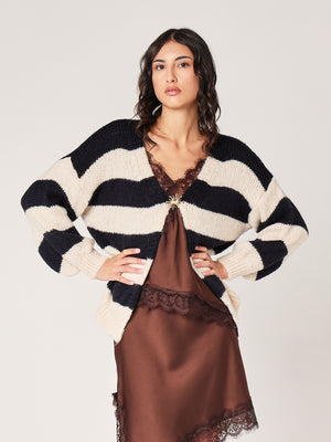 Cardigan a righe con spilla