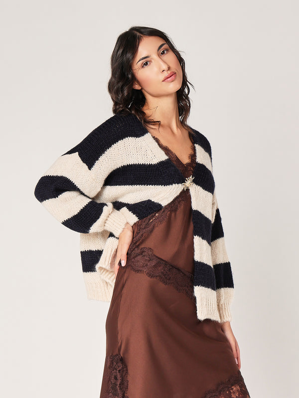 Cardigan a righe con spilla