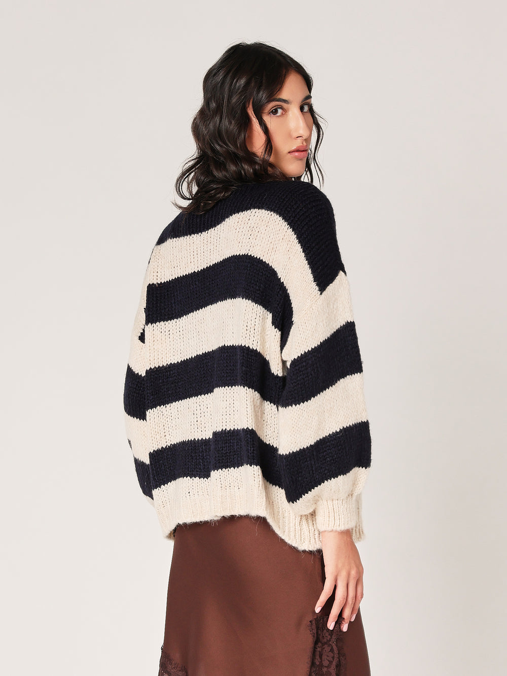 Cardigan a righe con spilla
