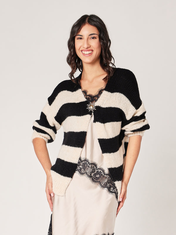 Cardigan a righe con spilla