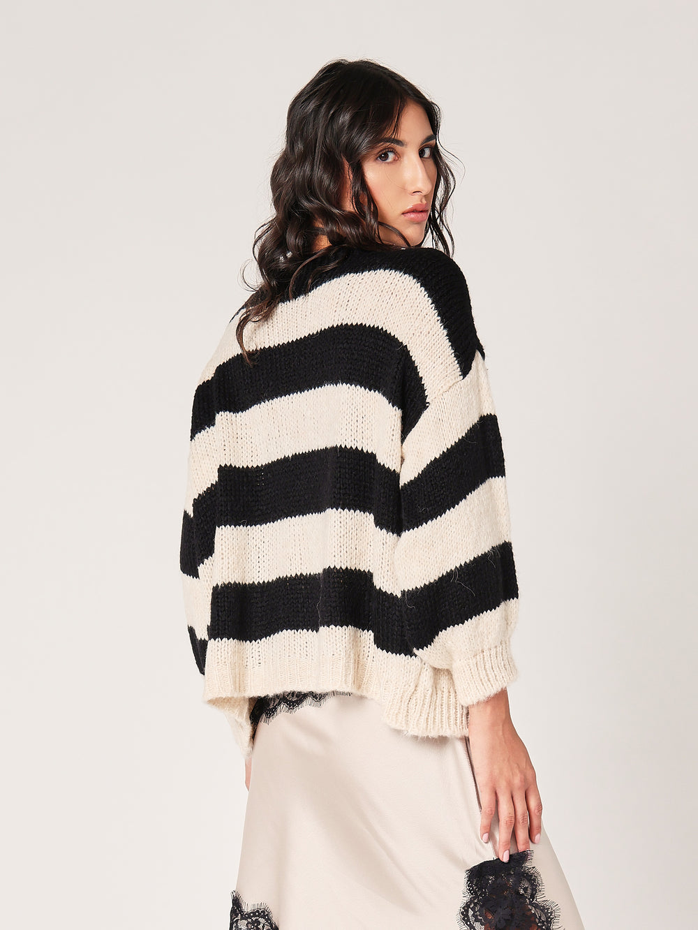Cardigan a righe con spilla