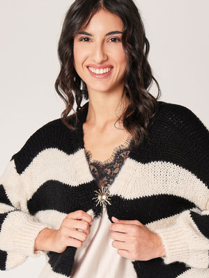 Cardigan a righe con spilla