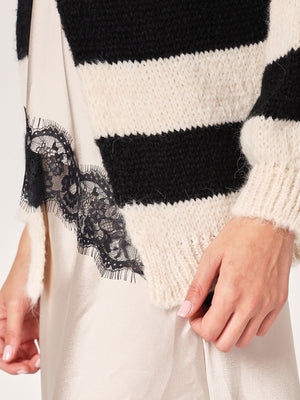 Cardigan a righe con spilla