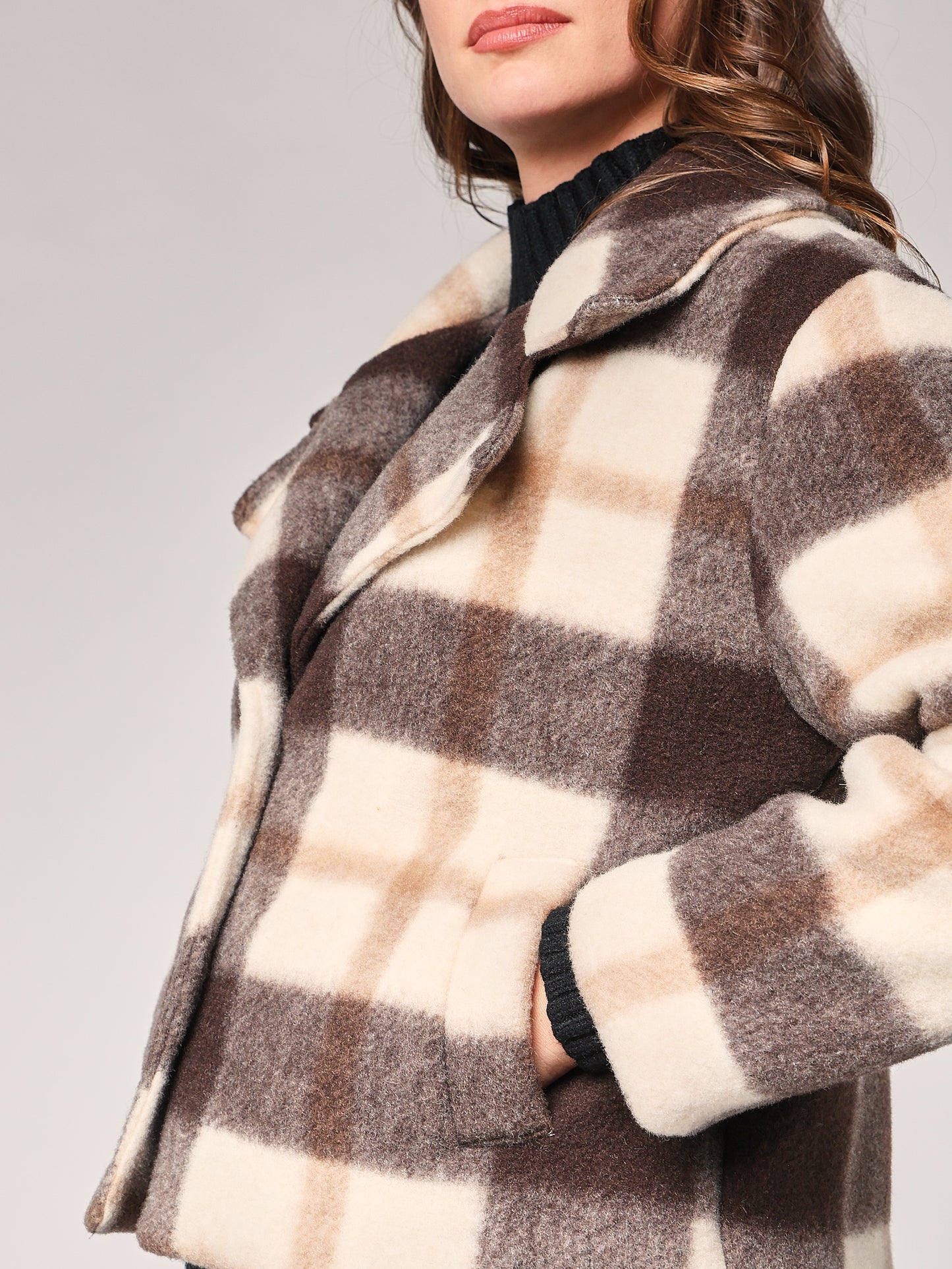 Kurzer karierter Mantel