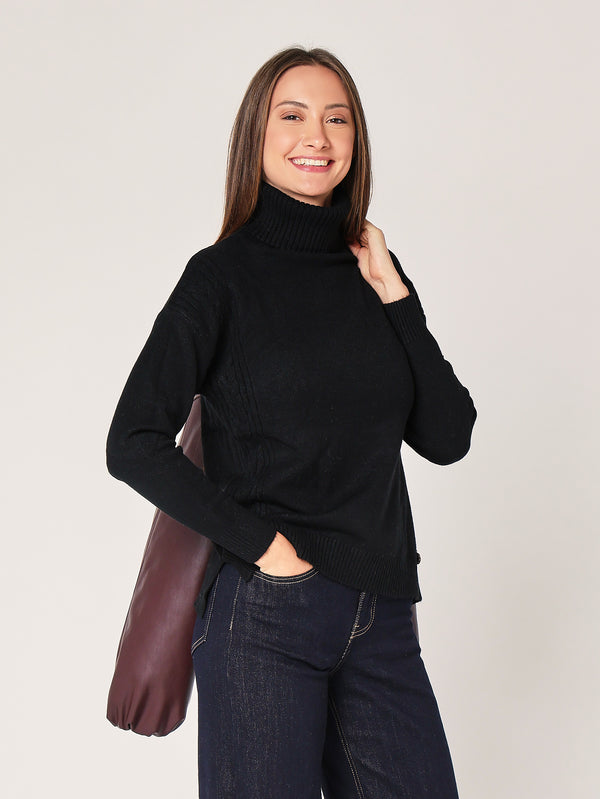 Dolcevita con trecce a lato