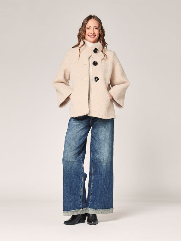 Kurzer Mantel mit Knöpfen
