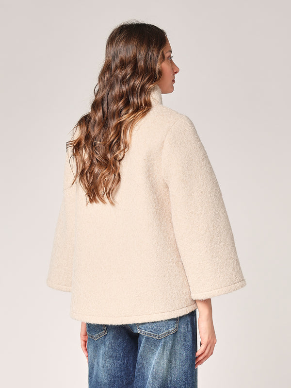 Kurzer Mantel mit Knöpfen