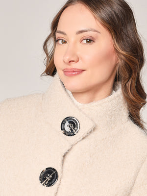 Kurzer Mantel mit Knöpfen